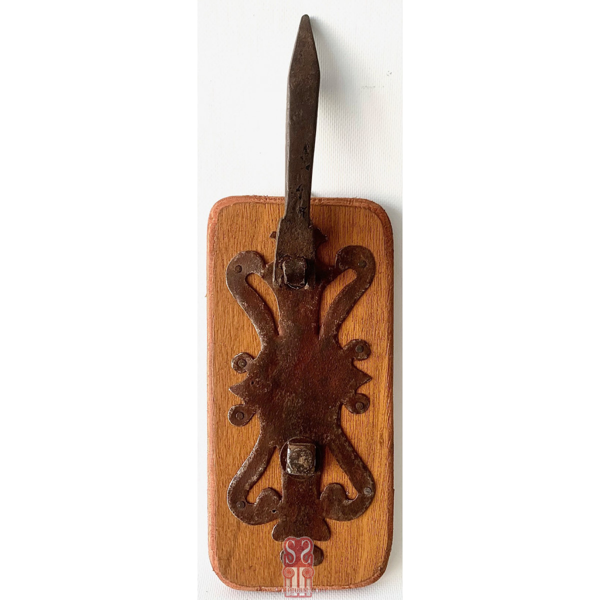 Aldaba llamador de hierro forjado y cincelado en forma de lagarto zoomorfa, finales del siglo XVII principios del XVIII.