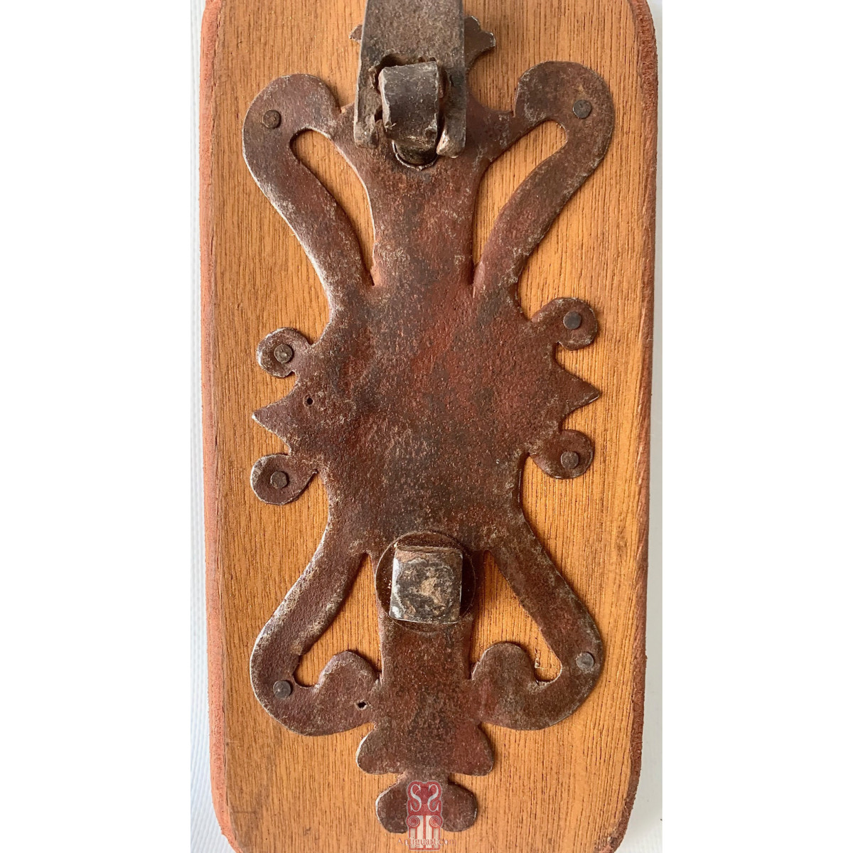 Aldaba llamador de hierro forjado y cincelado en forma de lagarto zoomorfa, finales del siglo XVII principios del XVIII.