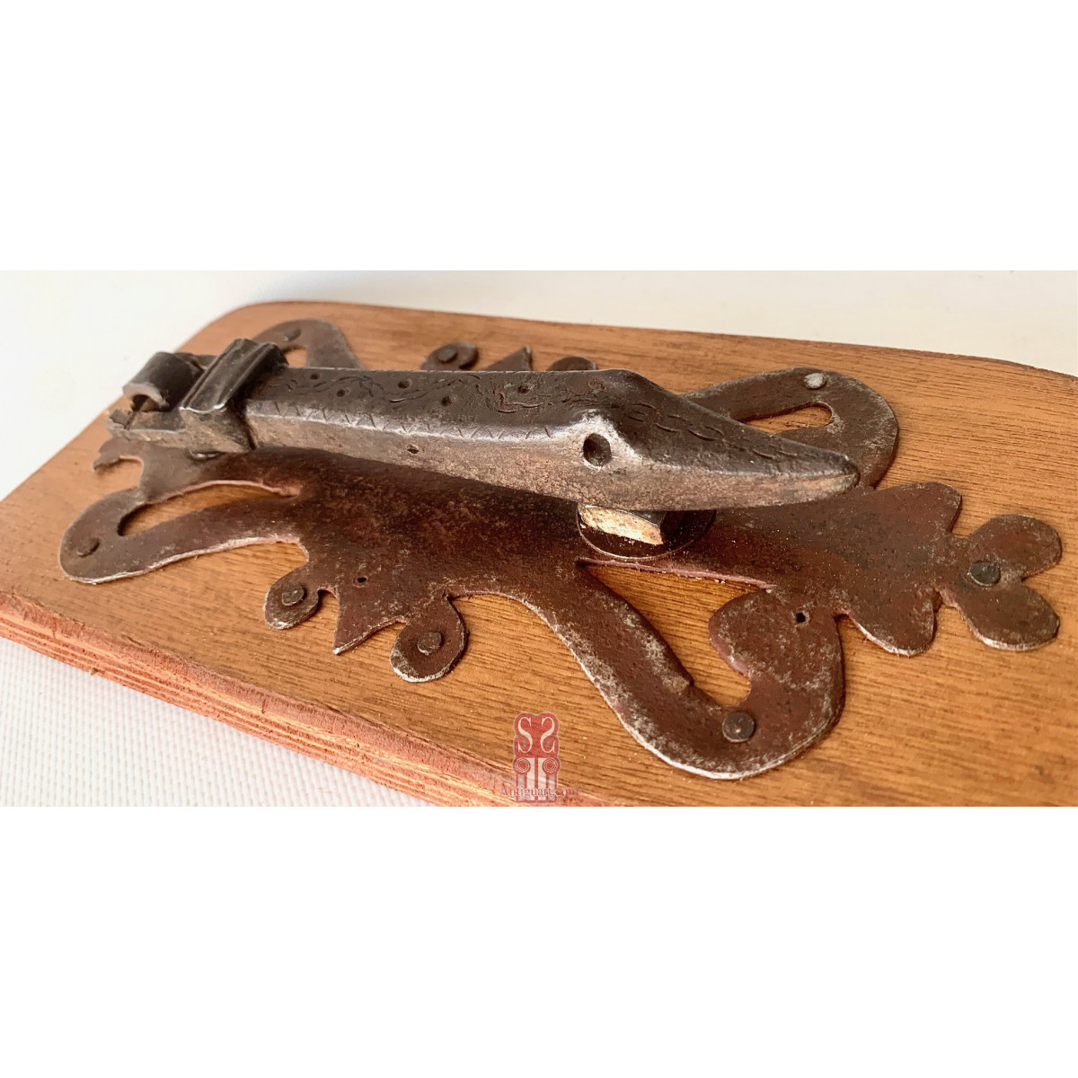 Aldaba llamador de hierro forjado y cincelado en forma de lagarto zoomorfa, finales del siglo XVII principios del XVIII.