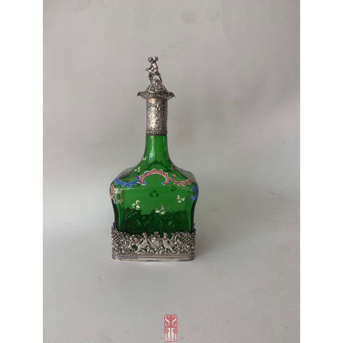Botella licorera de cristal verde y plata de ley. 1895 contrastes de Londres.