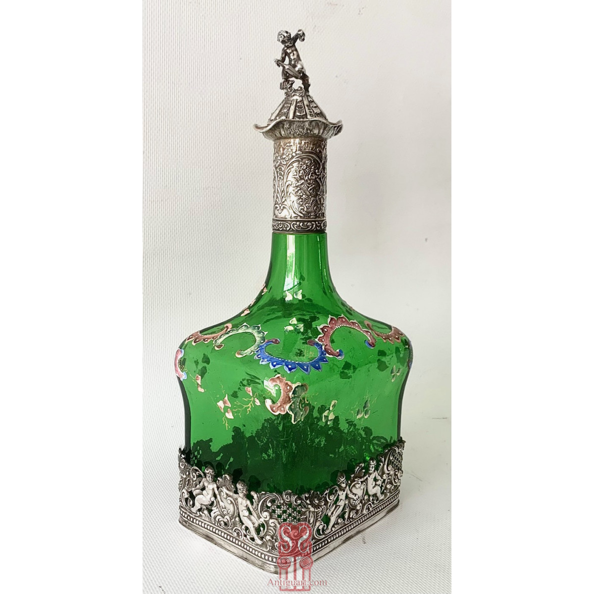 Botella licorera de cristal verde y plata de ley. 1895 contrastes de Londres.