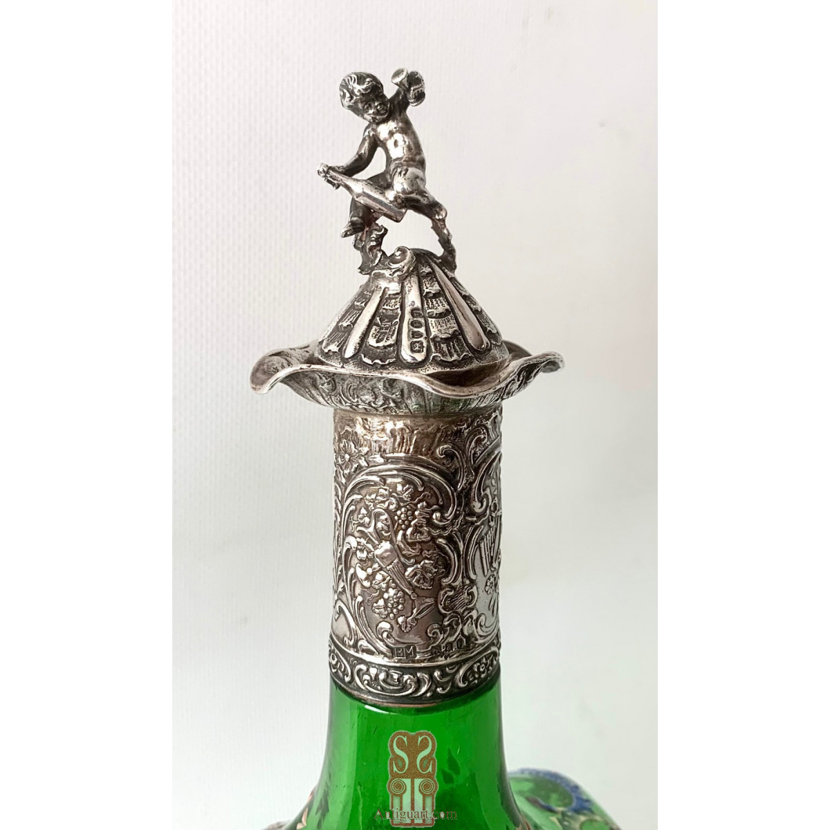 Botella licorera de cristal verde y plata de ley. 1895 contrastes de Londres.