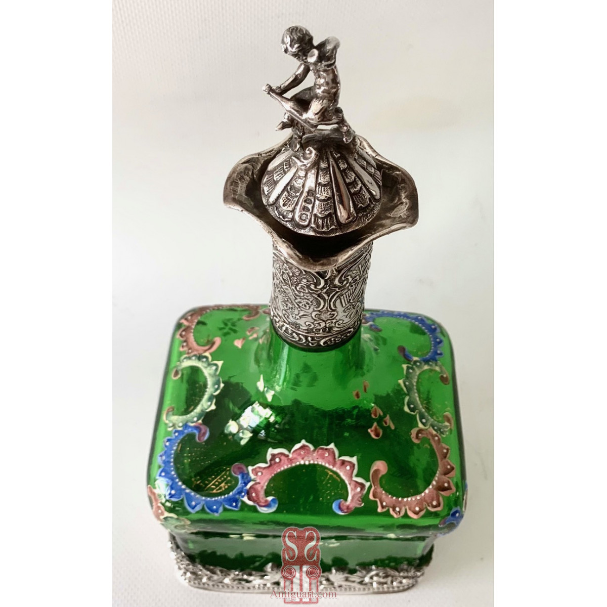 Botella licorera de cristal verde y plata de ley. 1895 contrastes de Londres.