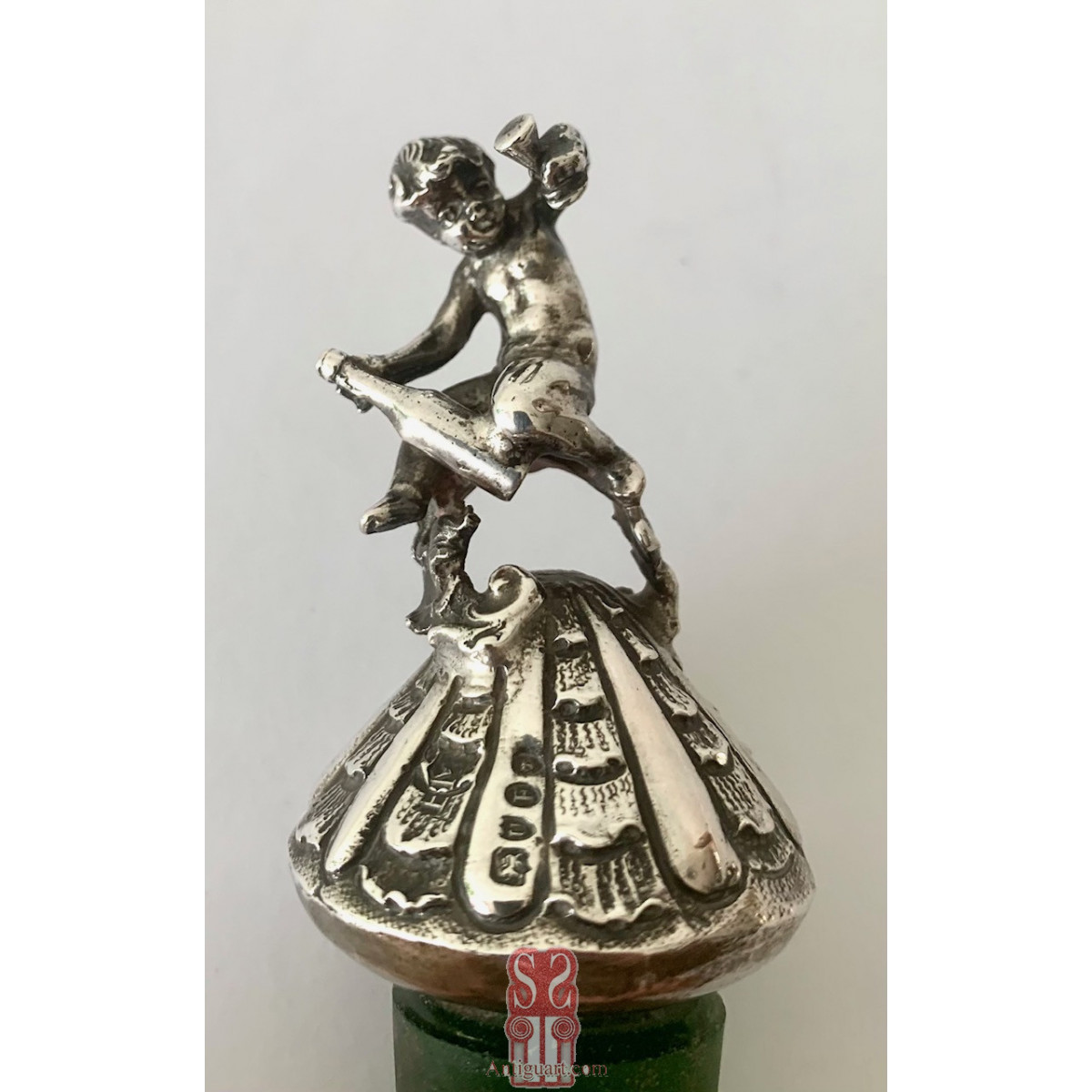 Botella licorera de cristal verde y plata de ley. 1895 contrastes de Londres.