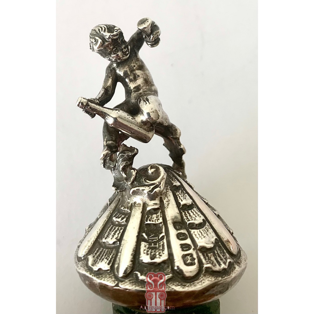 Botella licorera de cristal verde y plata de ley. 1895 contrastes de Londres.