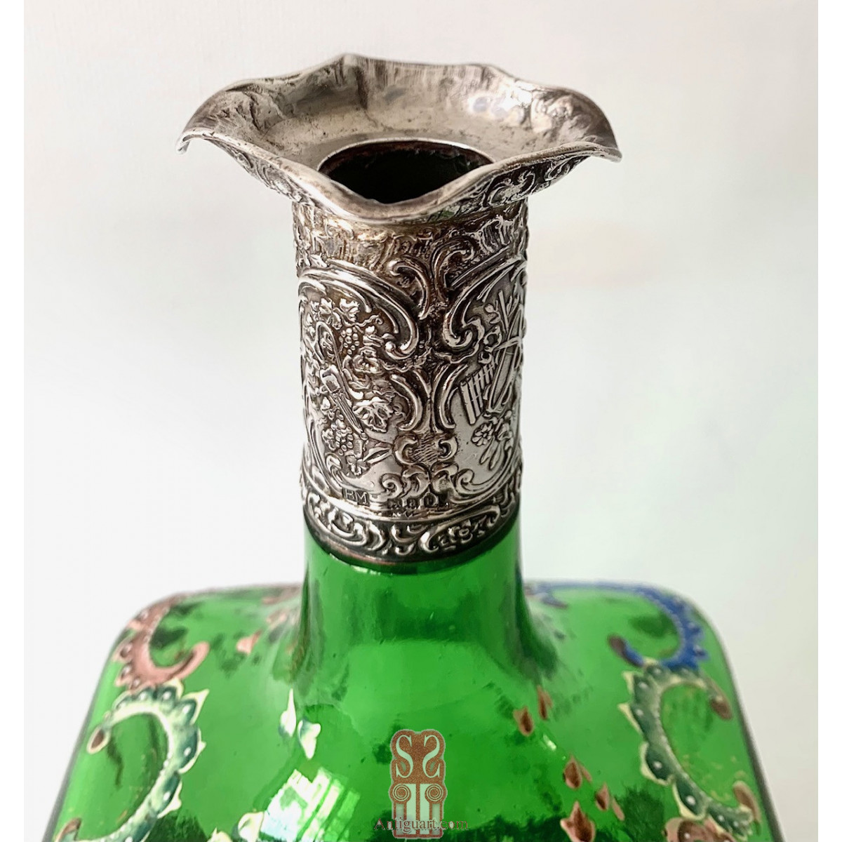 Botella licorera de cristal verde y plata de ley. 1895 contrastes de Londres.