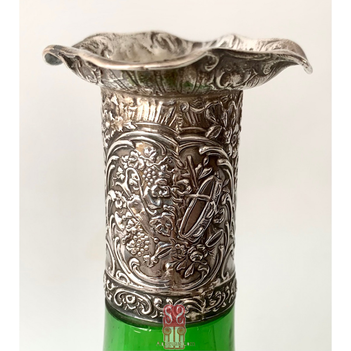 Botella licorera de cristal verde y plata de ley. 1895 contrastes de Londres.