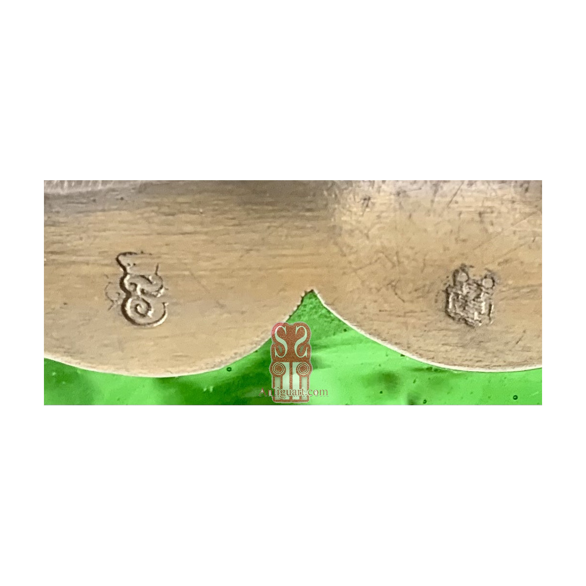 Botella licorera de cristal verde y plata de ley. 1895 contrastes de Londres.