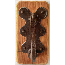 Aldaba llamador de hierro forjado y cincelado, de forma curvada en la parte inferior, siglo XVIII. 2