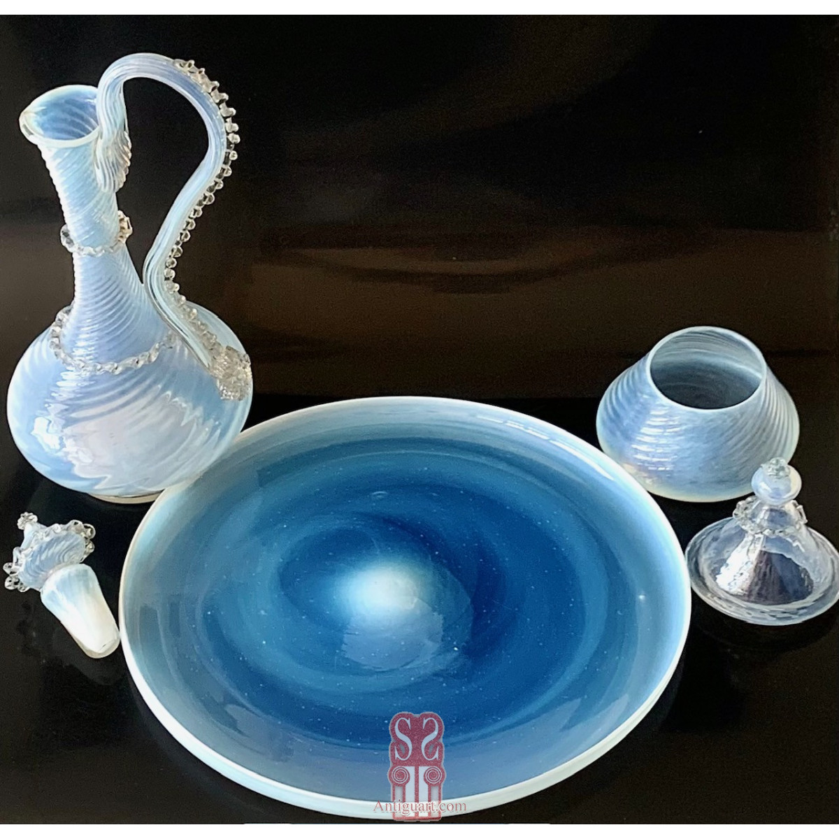 Conjunto de cristal con bandeja, jarra y vaso, 1900 circa.