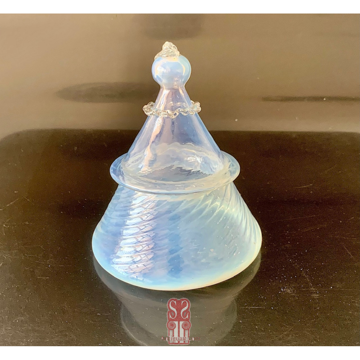 Conjunto de cristal con bandeja, jarra y vaso, 1900 circa.