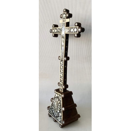 Crucifijo con  aplicaciones en nácar y  hueso, siglo XIX. 2