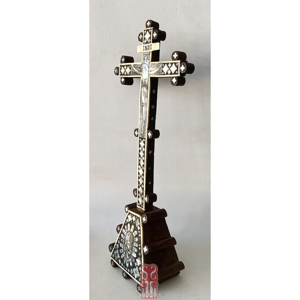 Crucifijo con  aplicaciones en nácar y  hueso, siglo XIX.