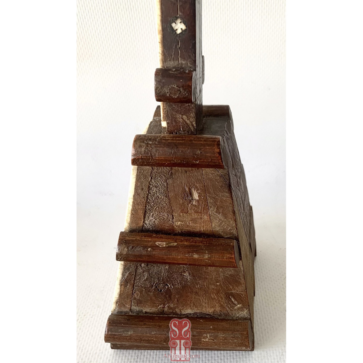 Crucifijo con  aplicaciones en nácar y  hueso, siglo XIX.