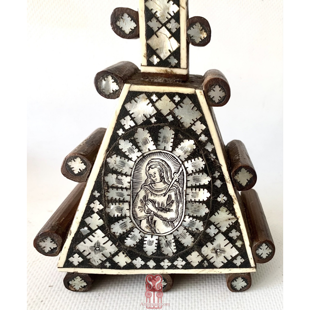 Crucifijo con  aplicaciones en nácar y  hueso, siglo XIX.