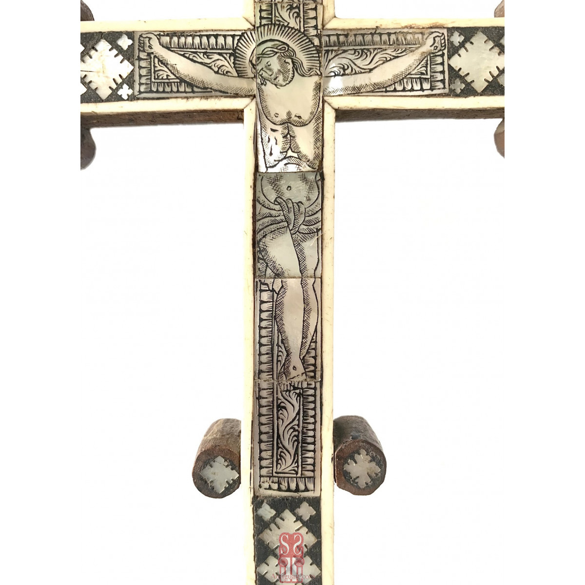 Crucifijo con  aplicaciones en nácar y  hueso, siglo XIX.