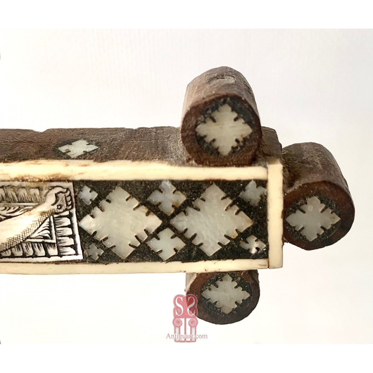 Crucifijo con  aplicaciones en nácar y  hueso, siglo XIX.