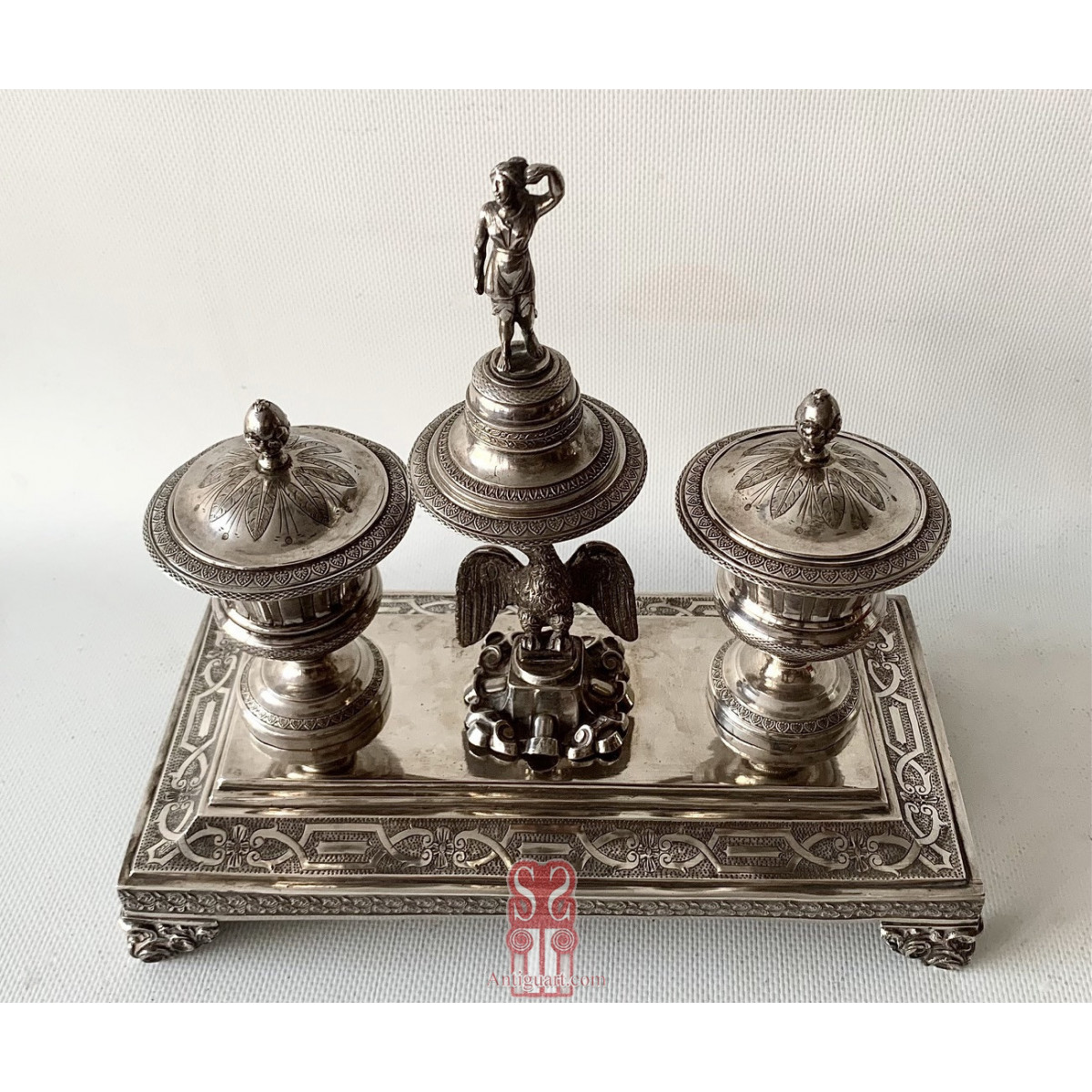 Escribanía o tintero de plata, siglo XIX.