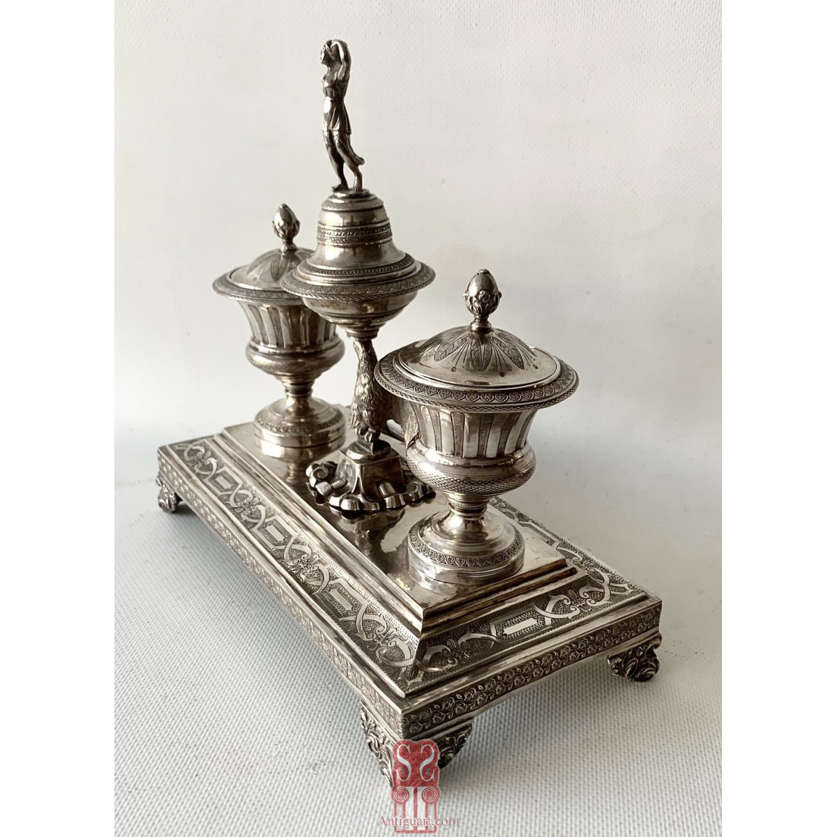 Escribanía o tintero de plata, siglo XIX.