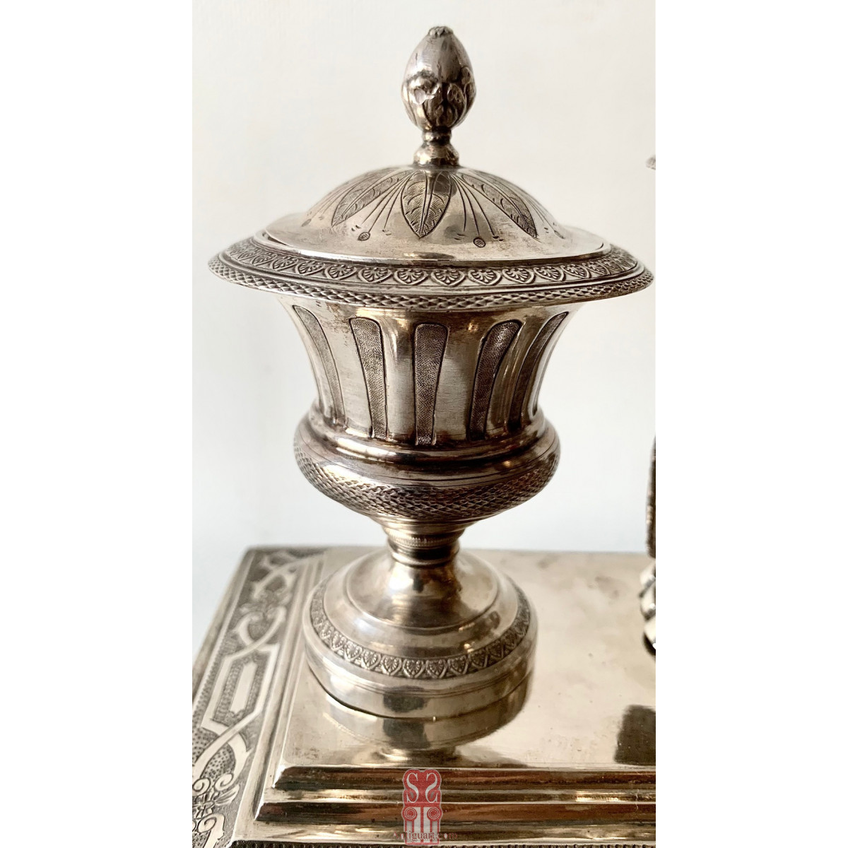 Escribanía o tintero de plata, siglo XIX.