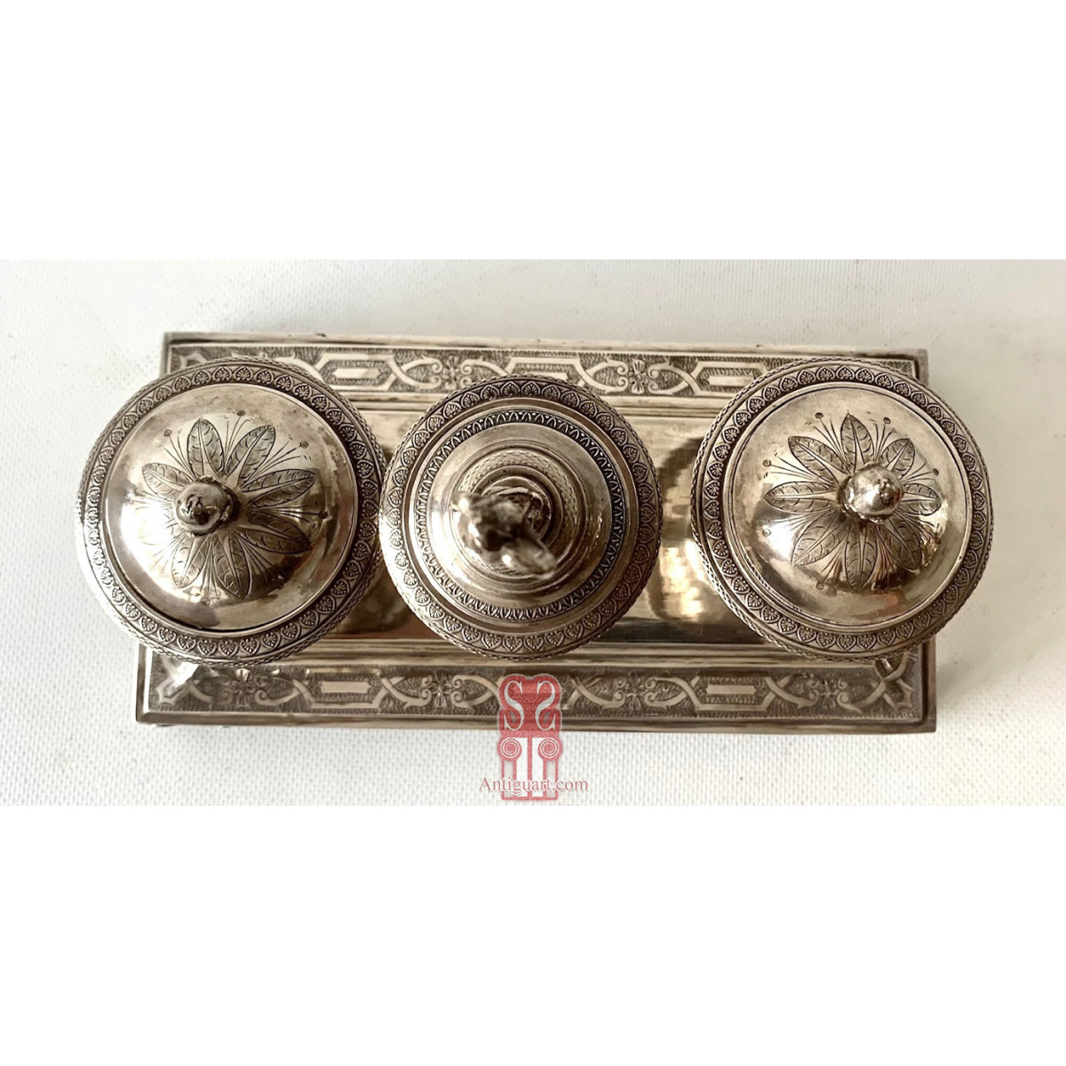 Escribanía o tintero de plata, siglo XIX.