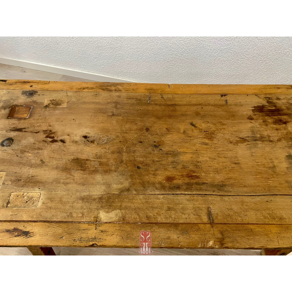 Mesa de finales del siglo XIX, madera de nogal.