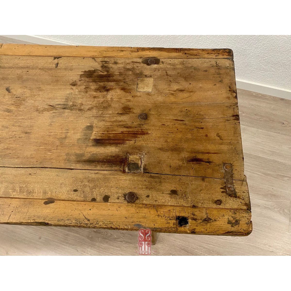 Mesa de finales del siglo XIX, madera de nogal.