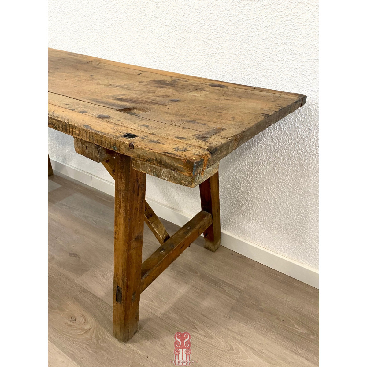 Mesa de finales del siglo XIX, madera de nogal.