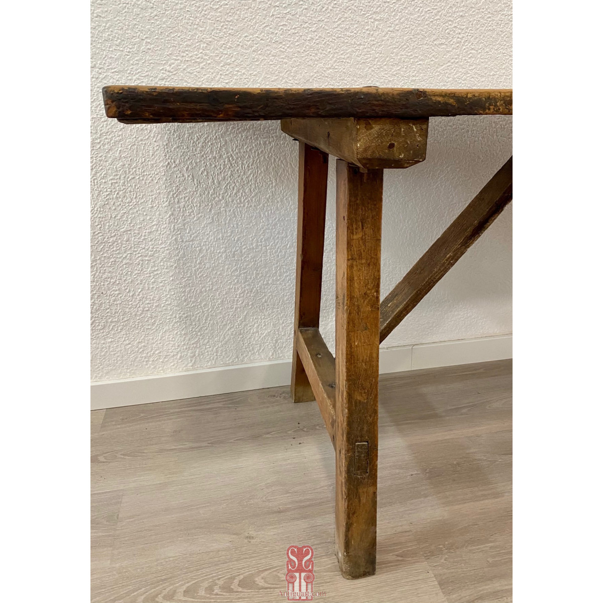 Mesa de finales del siglo XIX, madera de nogal.