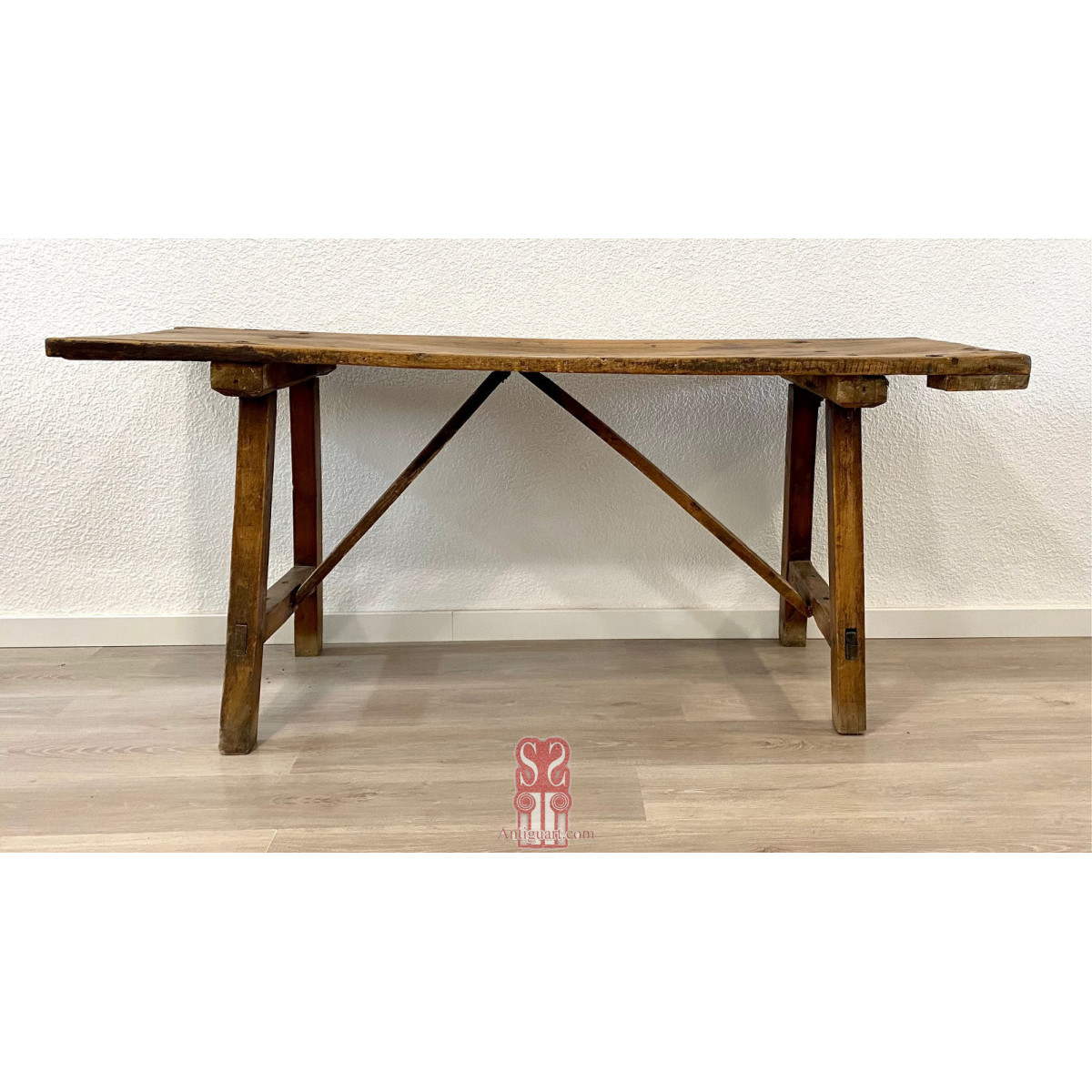 Mesa de finales del siglo XIX, madera de nogal.