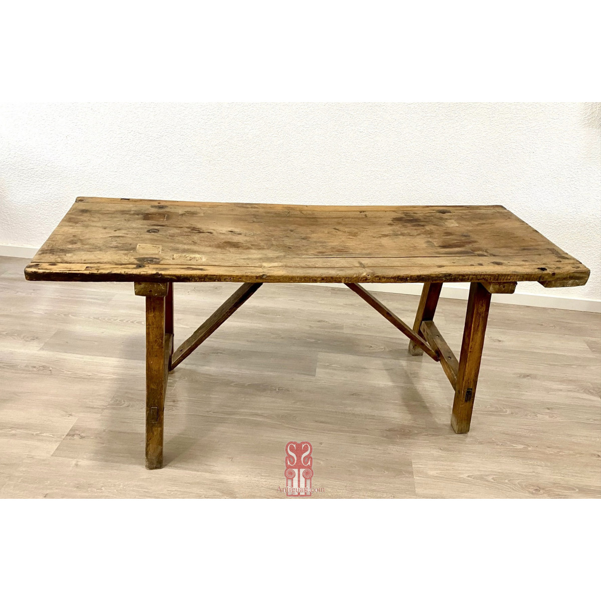 Mesa de finales del siglo XIX, madera de nogal.