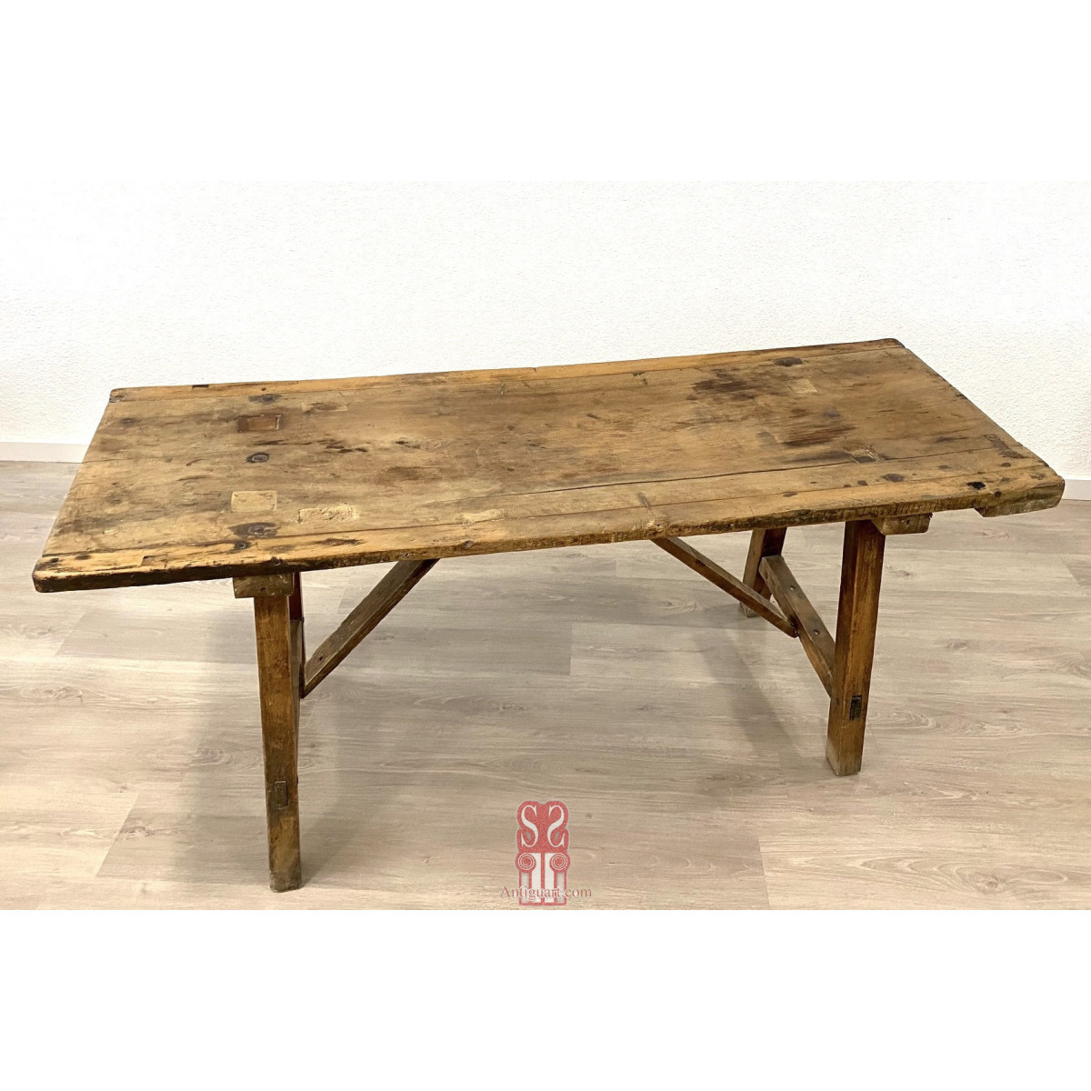 Mesa de finales del siglo XIX, madera de nogal.