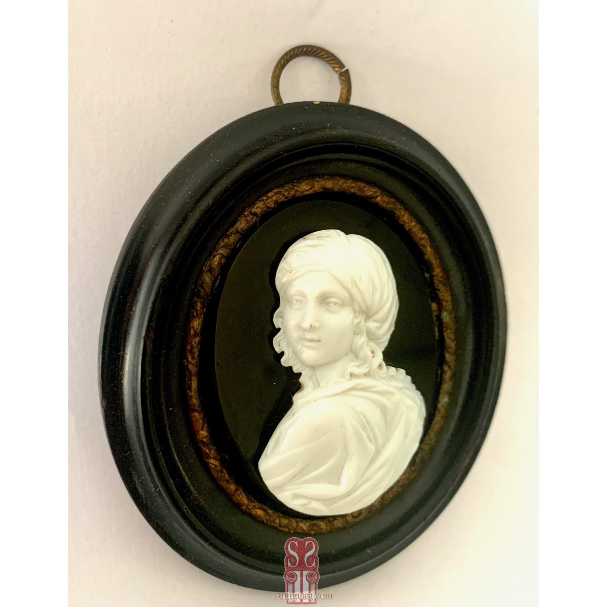 Retrato de Beatrice Cenci di Roma, camafeo en pasta vidria sobre ónix, Siglo XIX.