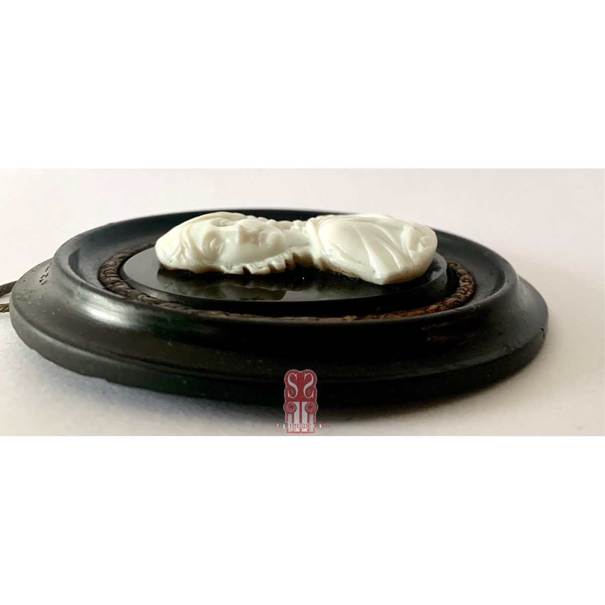 Retrato de Beatrice Cenci di Roma, camafeo en pasta vidria sobre ónix, Siglo XIX.