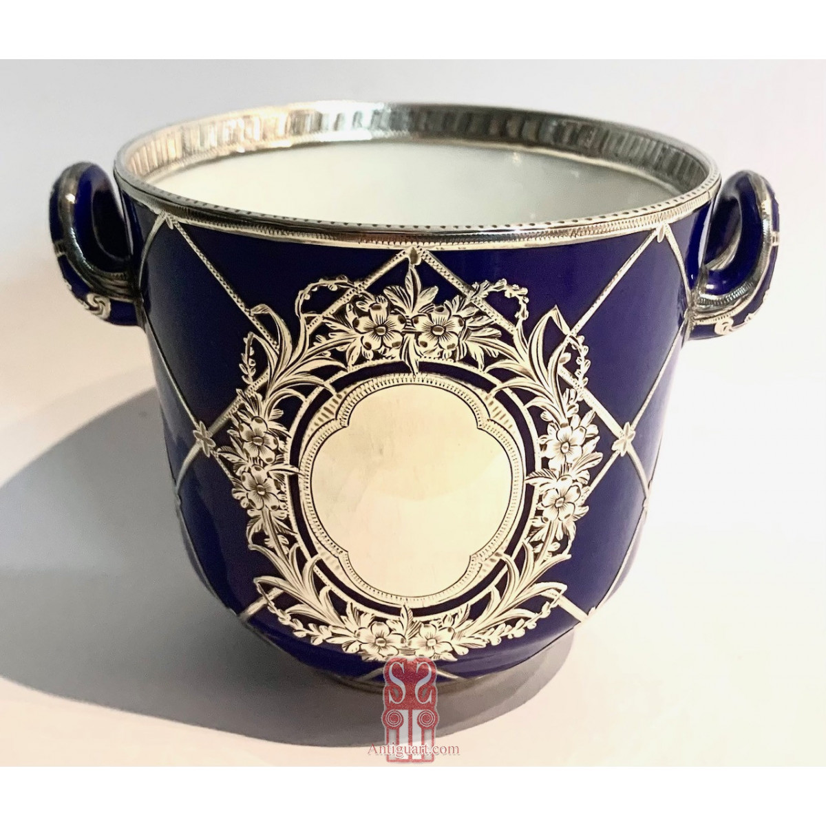 Taza de porcelana Sevres, azul cobalto y plata. Mitad Siglo XIX.
