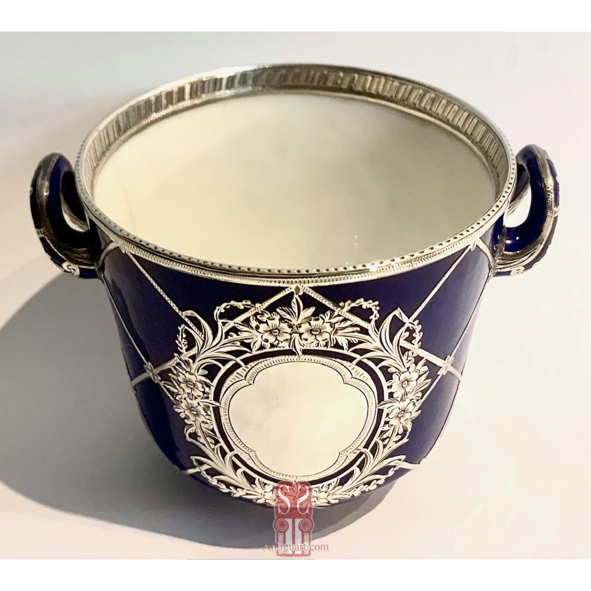 Taza de porcelana Sevres, azul cobalto y plata. Mitad Siglo XIX.