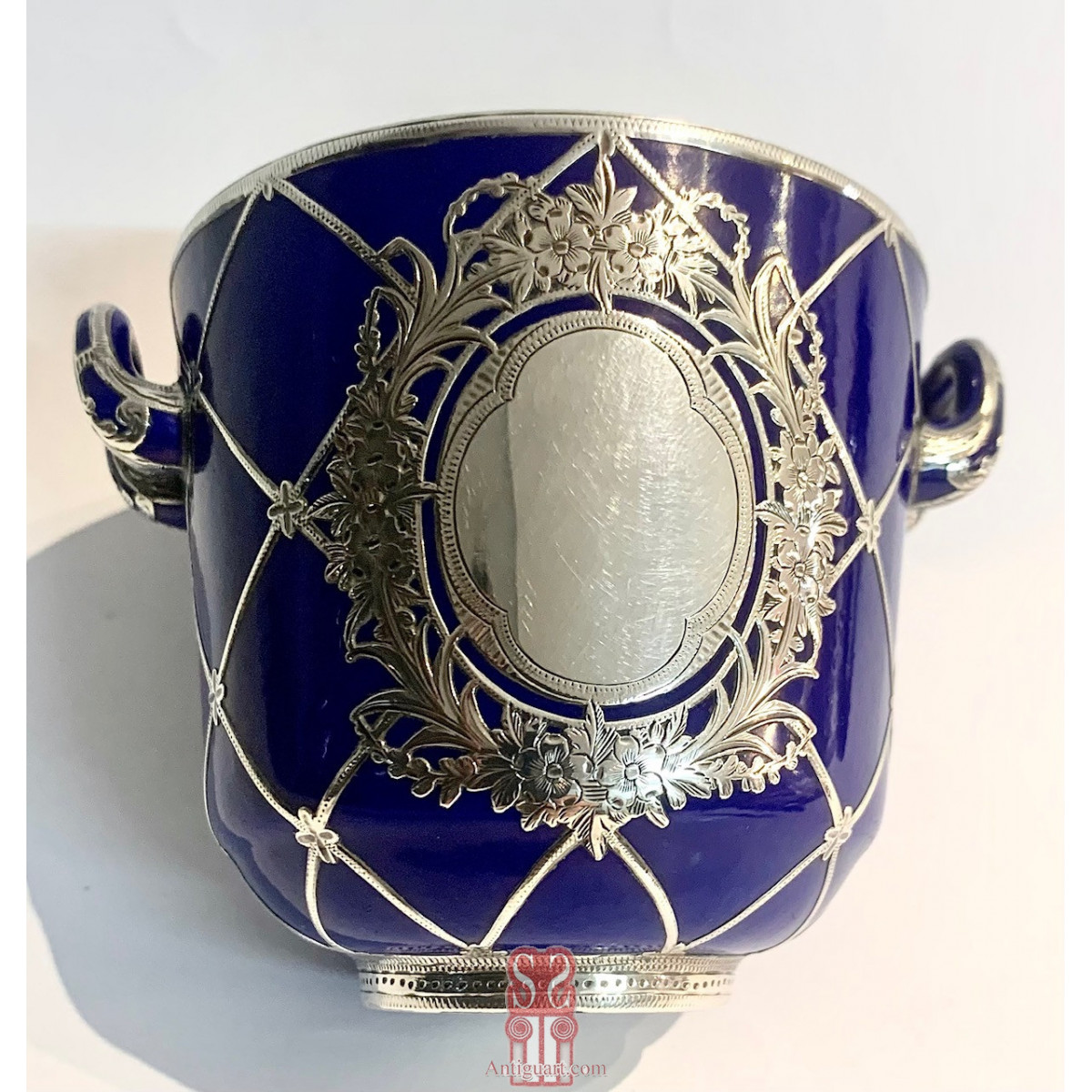 Taza de porcelana Sevres, azul cobalto y plata. Mitad Siglo XIX.