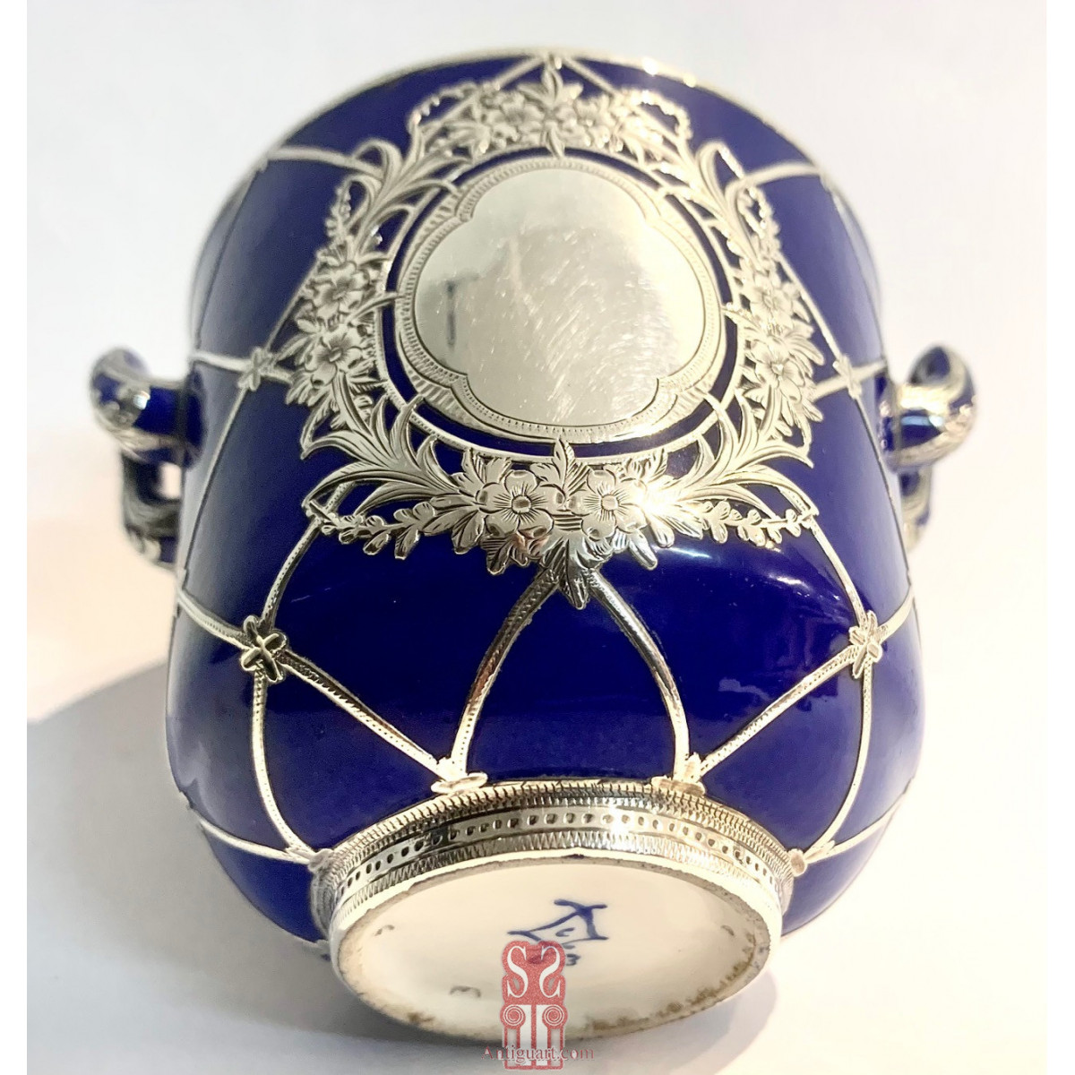 Taza de porcelana Sevres, azul cobalto y plata. Mitad Siglo XIX.