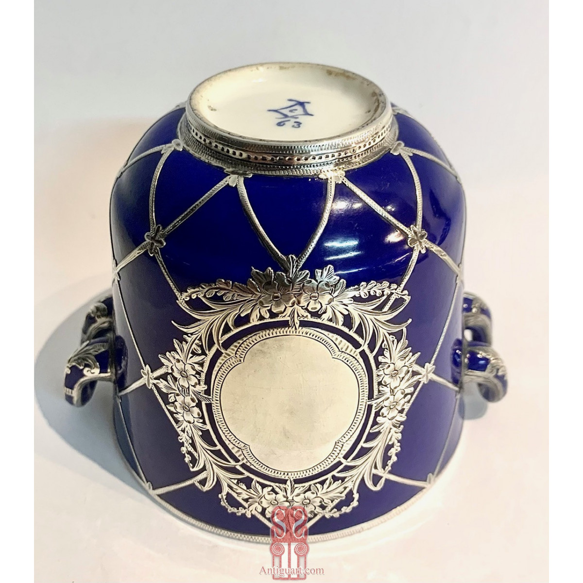 Taza de porcelana Sevres, azul cobalto y plata. Mitad Siglo XIX.