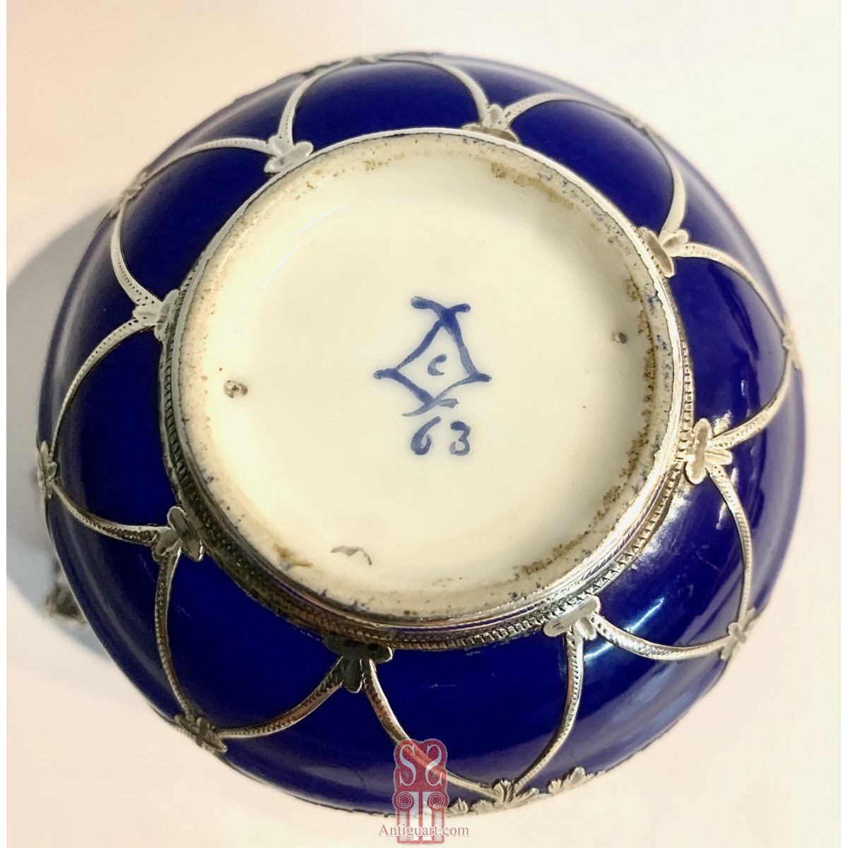 Taza de porcelana Sevres, azul cobalto y plata. Mitad Siglo XIX.