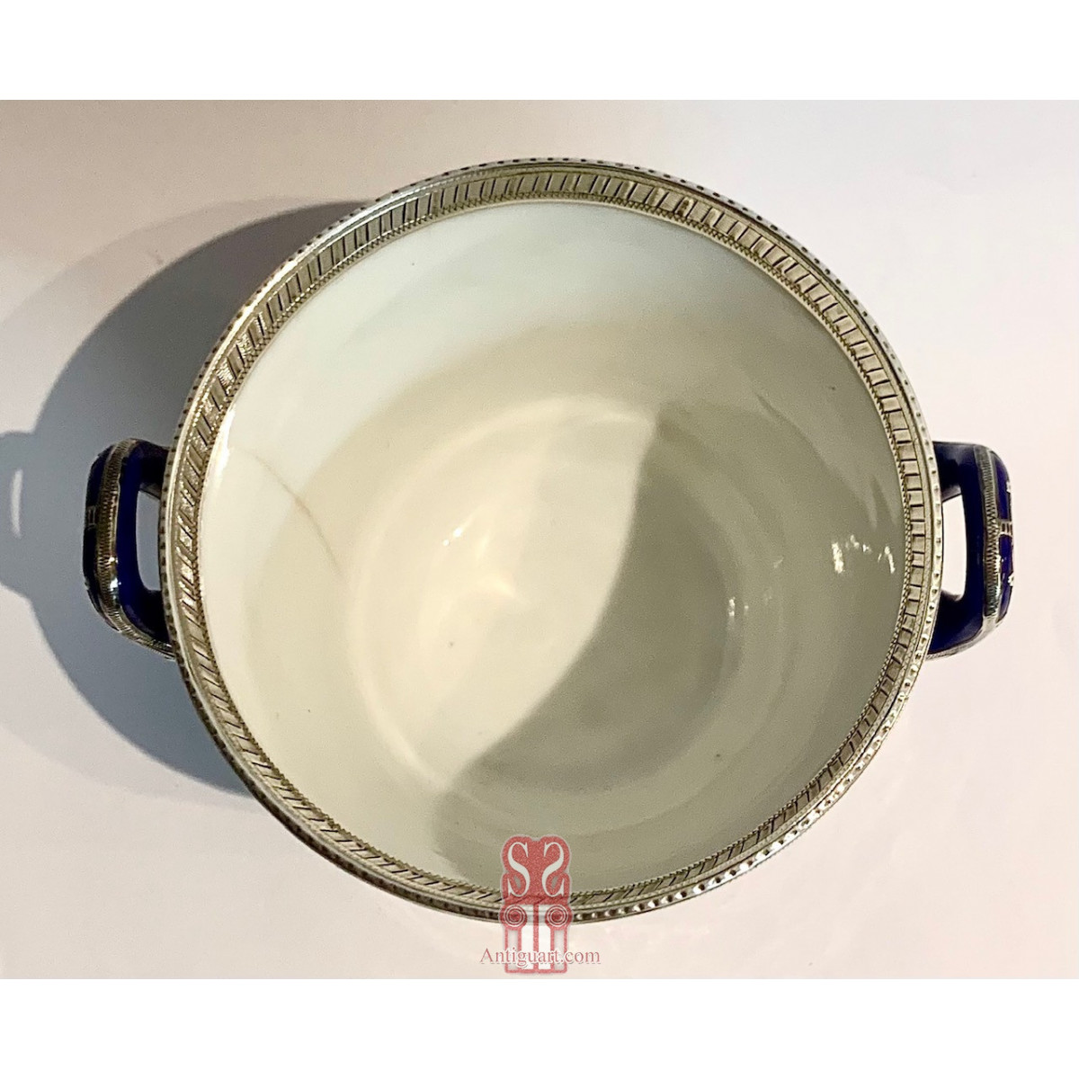 Taza de porcelana Sevres, azul cobalto y plata. Mitad Siglo XIX.