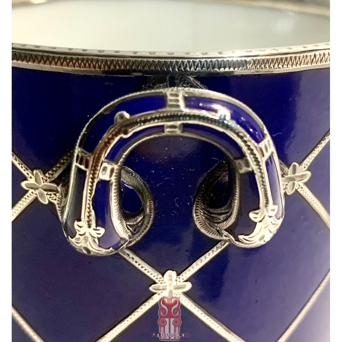 Taza de porcelana Sevres, azul cobalto y plata. Mitad Siglo XIX.