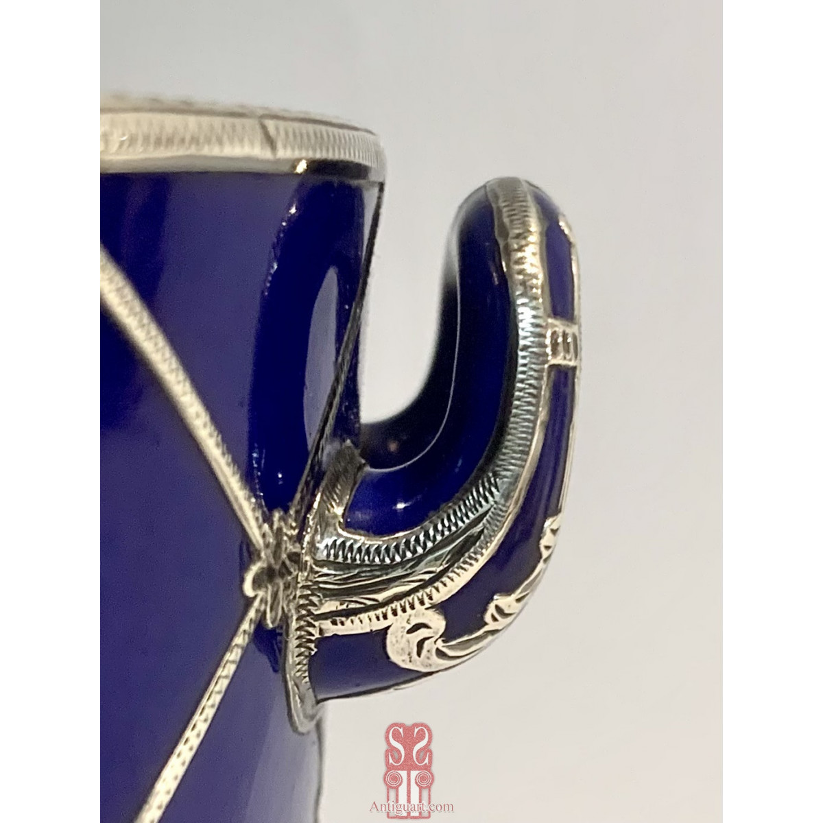 Taza de porcelana Sevres, azul cobalto y plata. Mitad Siglo XIX.