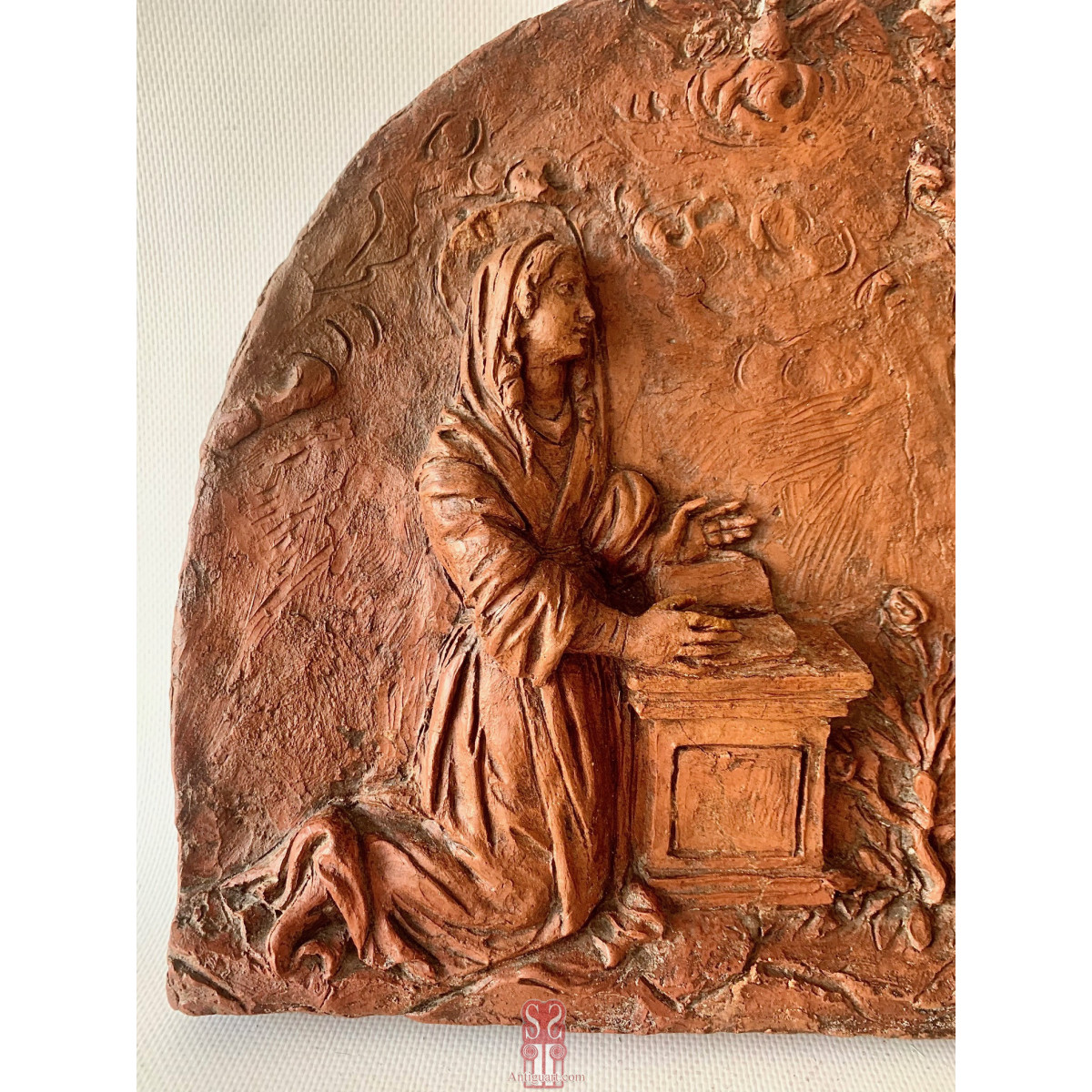 Anunciación. Bajorrelieve de barro, Italia Siglo XVIII.