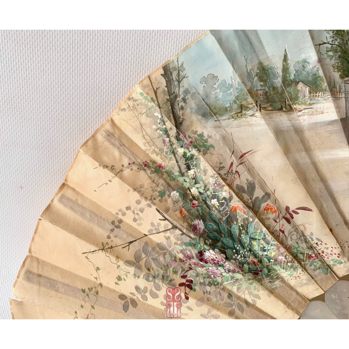 Abanico de seda y nácar pintado a mano. Mitad Siglo XIX.