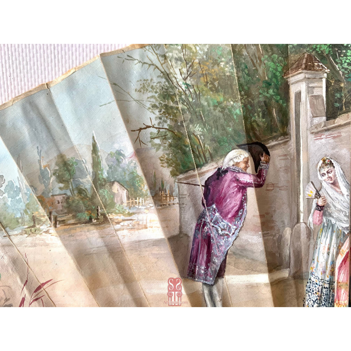 Abanico de seda y nácar pintado a mano. Mitad Siglo XIX.