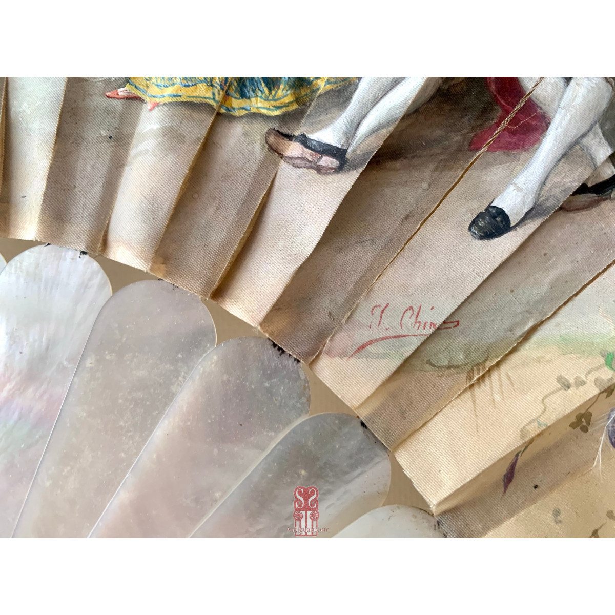 Abanico de seda y nácar pintado a mano. Mitad Siglo XIX.