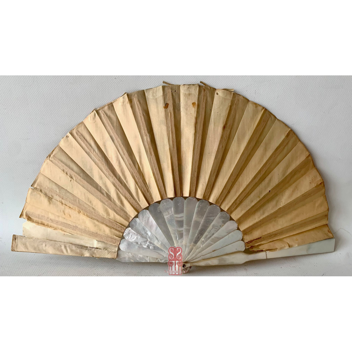 Abanico de seda y nácar pintado a mano. Mitad Siglo XIX.