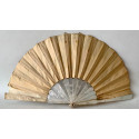 Abanico de seda y nácar pintado a mano. Mitad Siglo XIX.