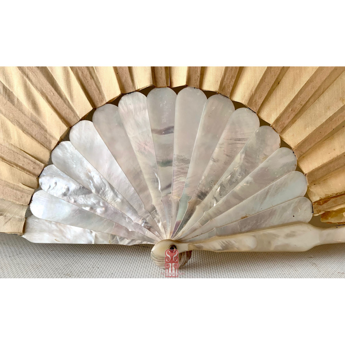 Abanico de seda y nácar pintado a mano. Mitad Siglo XIX.